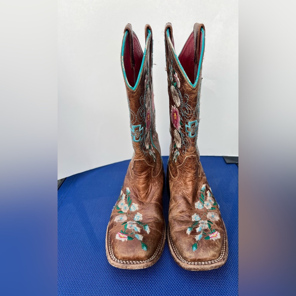 Cowgirl boots size 1 Macie Bean embroidered